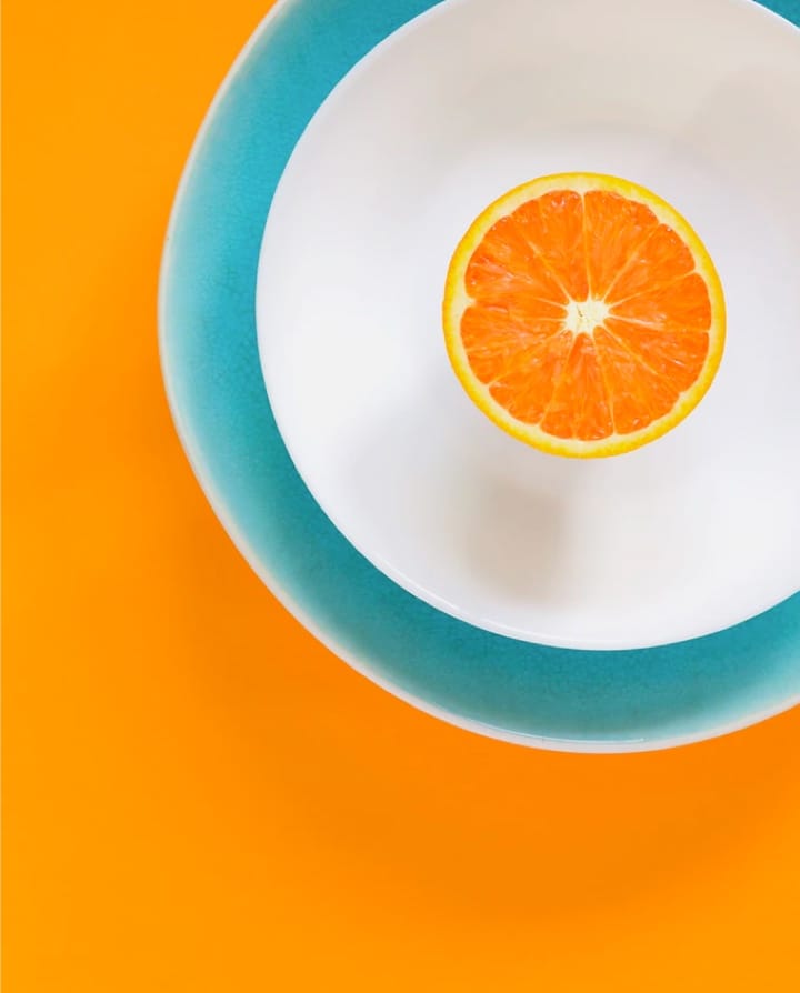 foto de uma laranja em um prato