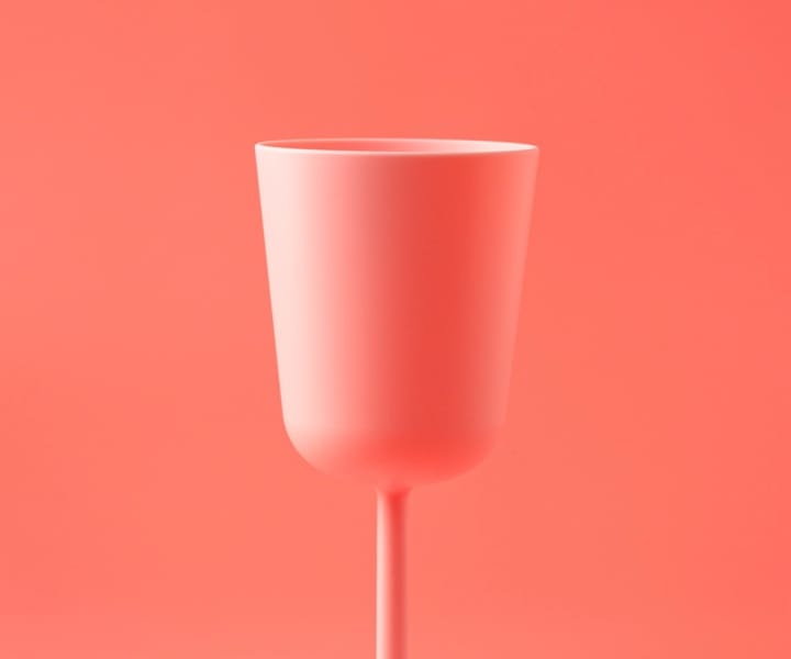 foto de um copo em um fundo vermelho